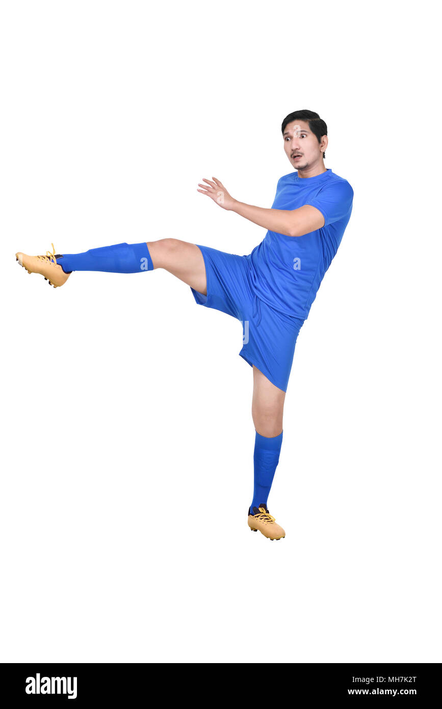 Attraktiven asiatischen männliche Fussballer kicken den Ball isoliert auf weißem Hintergrund Stockfoto