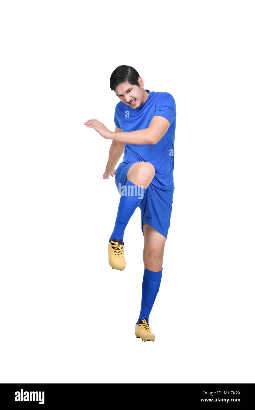Professionelle asiatische Fußballspieler Kick den Ball auf weißem Hintergrund Stockfoto