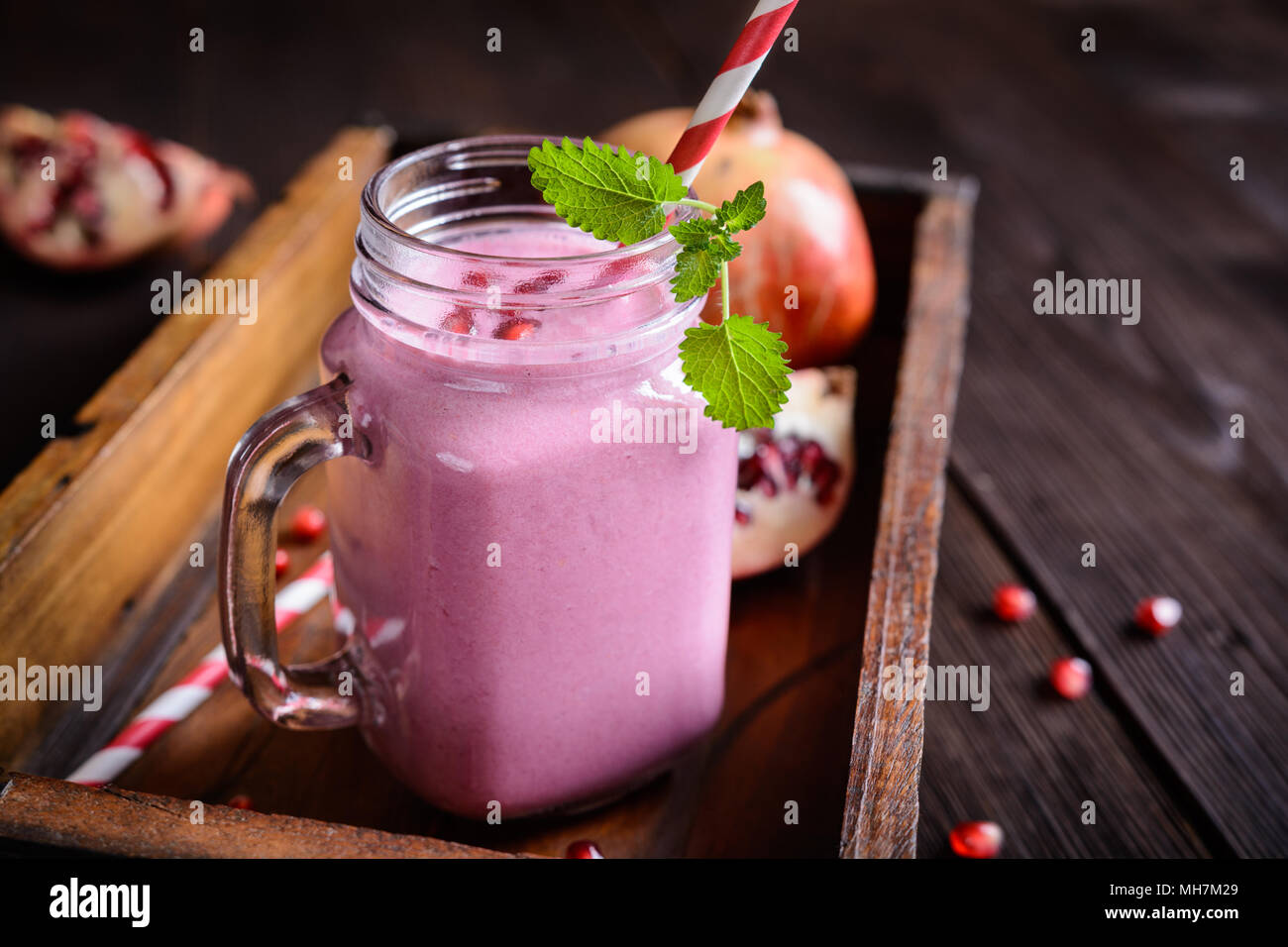 Erfrischende Granatapfel Smoothie in einem Glas Stockfoto