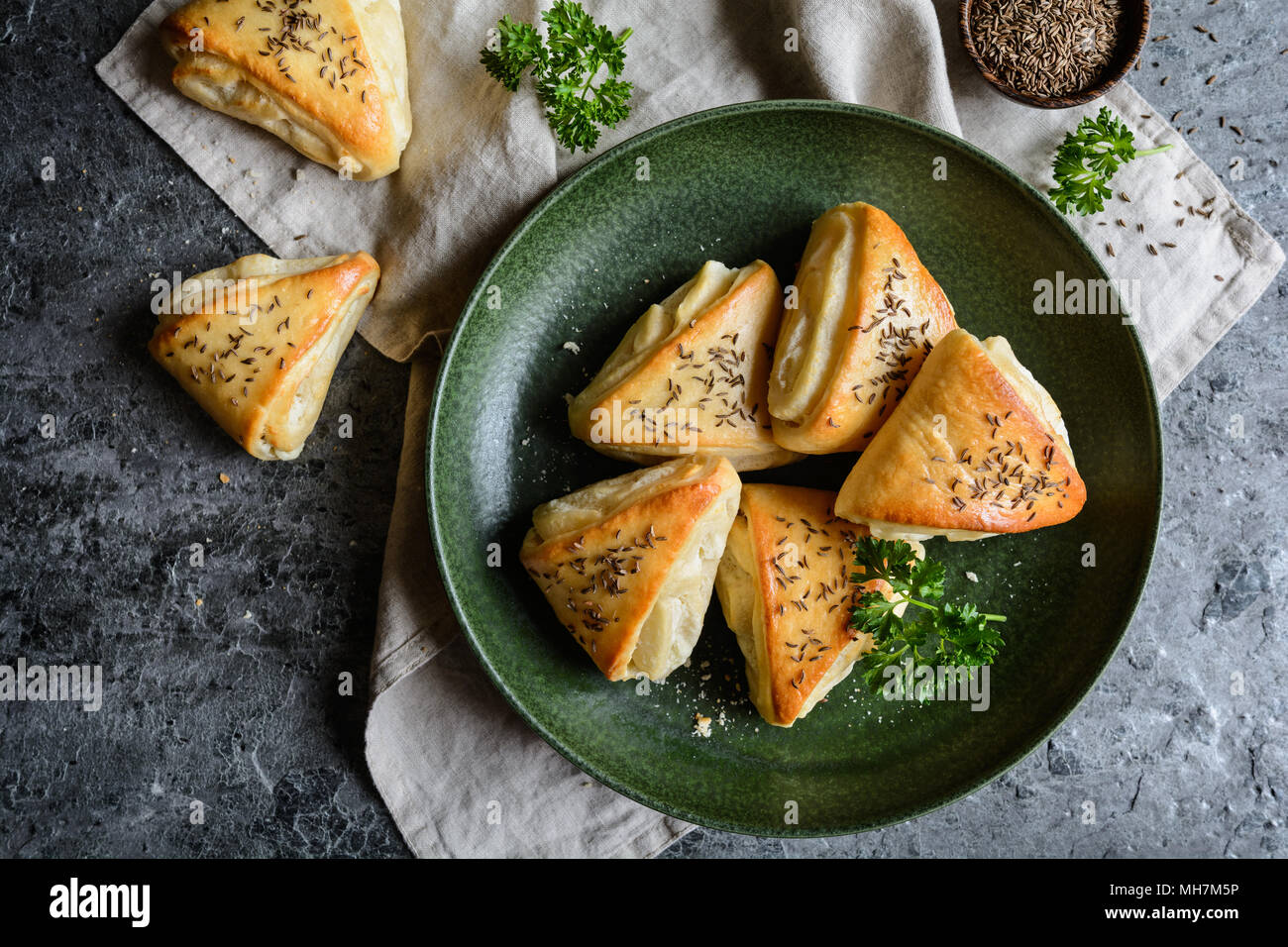 Gebackene salzig Brötchen gefüllt mit Schafskäse und besetzt mit Kreuzkümmel Stockfoto