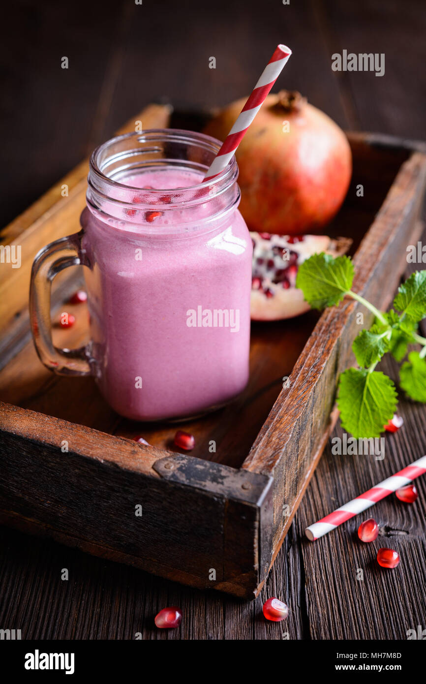 Erfrischende Granatapfel Smoothie in einem Glas Stockfoto