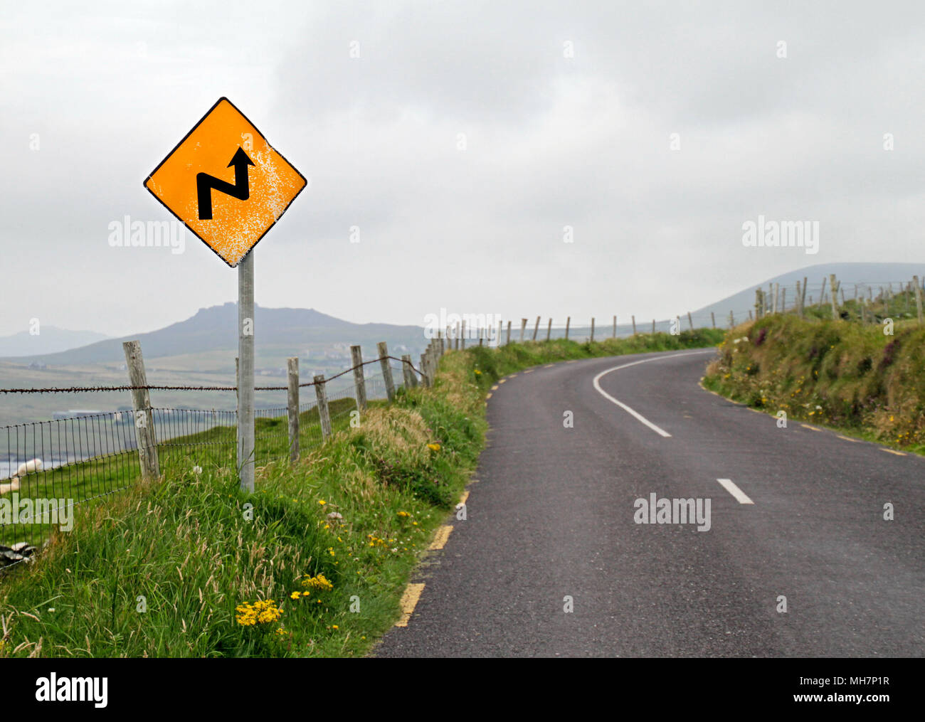 Gelbes Warnschild - Kurve voraus Stockfoto