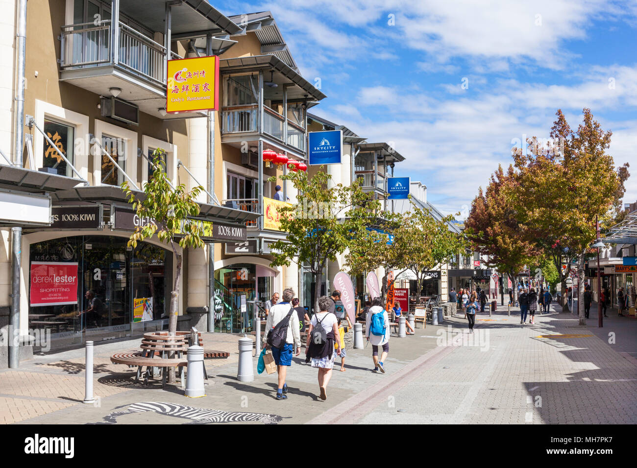 Queenstown Sudinsel Neuseeland Touristen In Der Innenstadt Von Queenstown Auf Einer Belebten Einkaufsstrasse Beach Street Queentown Neuseeland Nz Stockfotografie Alamy