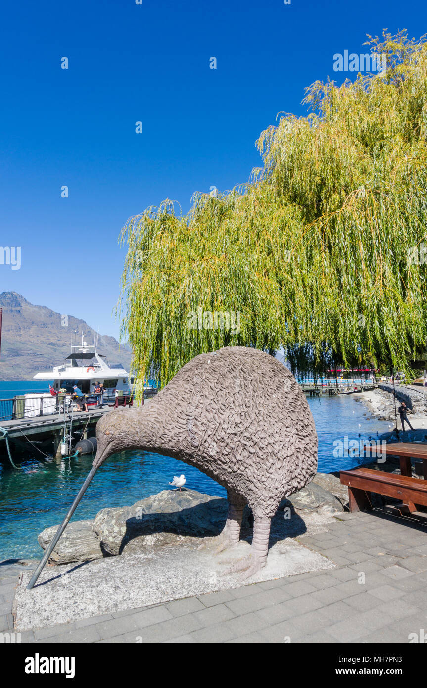 Queenstown, Südinsel Neuseeland riesige Kiwi Statue an der Seite des Lake Wakatipu, Queenstown steamer Quay Queenstown, Südinsel Neuseeland Stockfoto