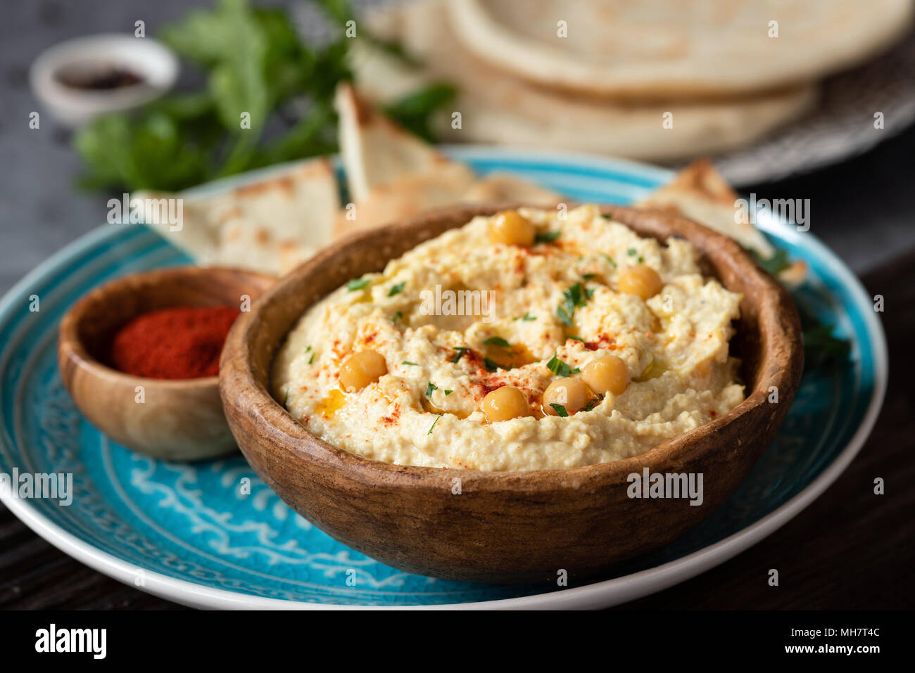 Traditionelle Kichererbse hummus in Schüssel, Pita und Paprika. Gesund vegan verbreiten, arabisches Essen. Selektive konzentrieren. Stockfoto