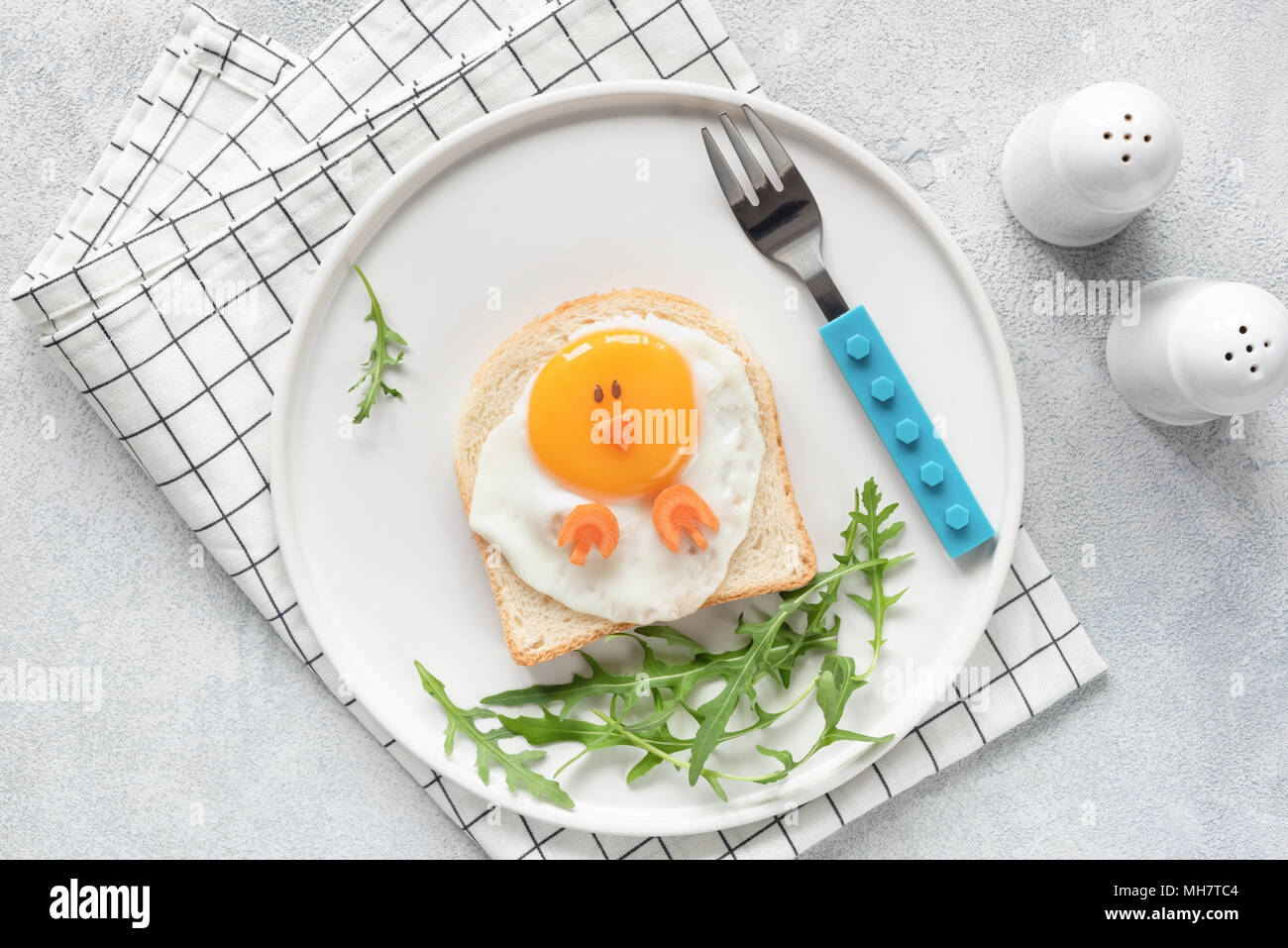 Lustige Frühstück für Kinder Cute. Huhn geformte Sandwich oder Toast auf weiße Platte. Food Art Idee. Flach. Tabelle Ansicht von oben Stockfoto