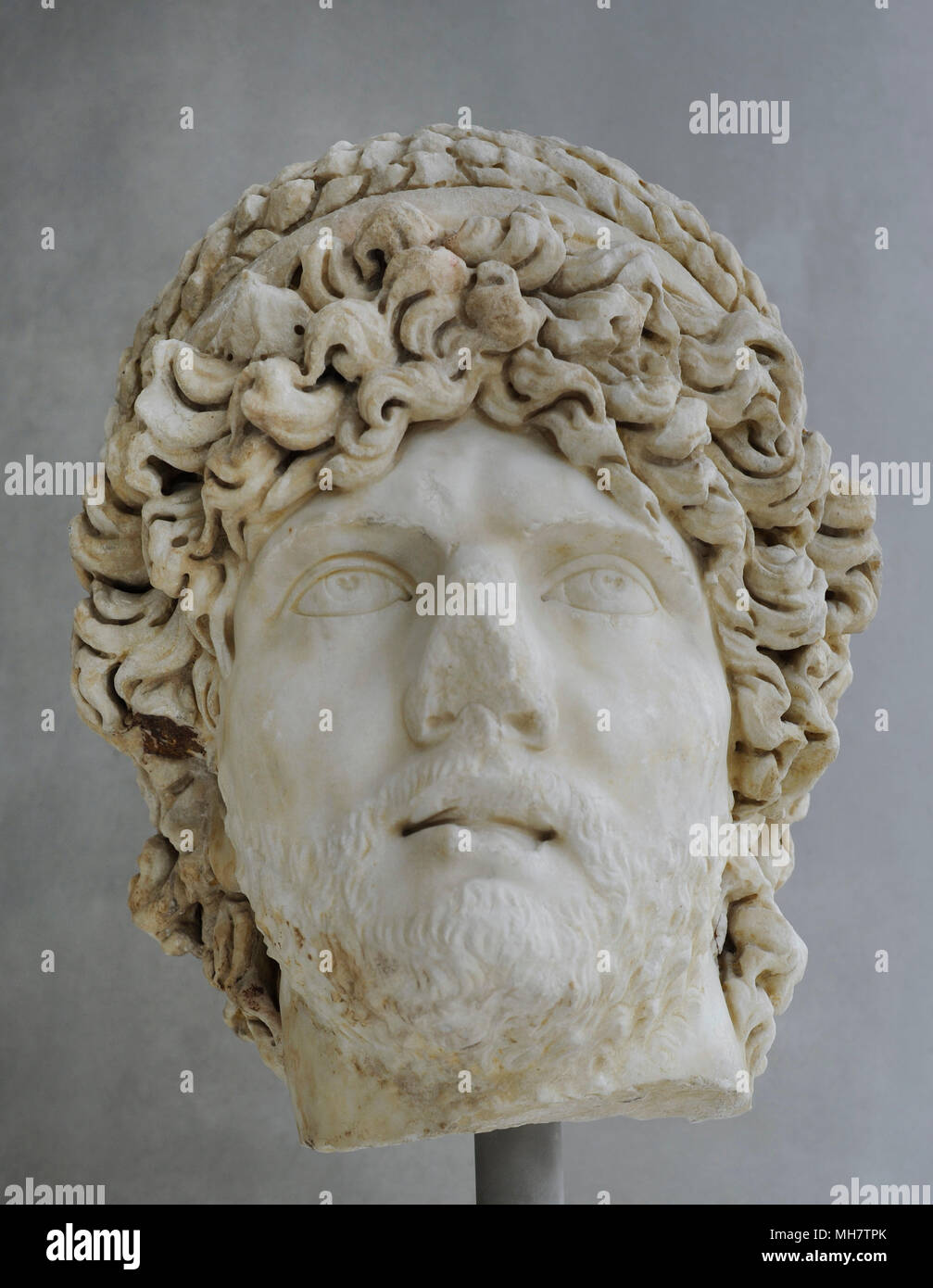 Porträt eines Priesters trägt eine Band und einen Kranz auf sein Haar. Mitte des 2. nachchristlichen Jahrhundert. Akropolis Museum. Athen. Griechenland. Stockfoto