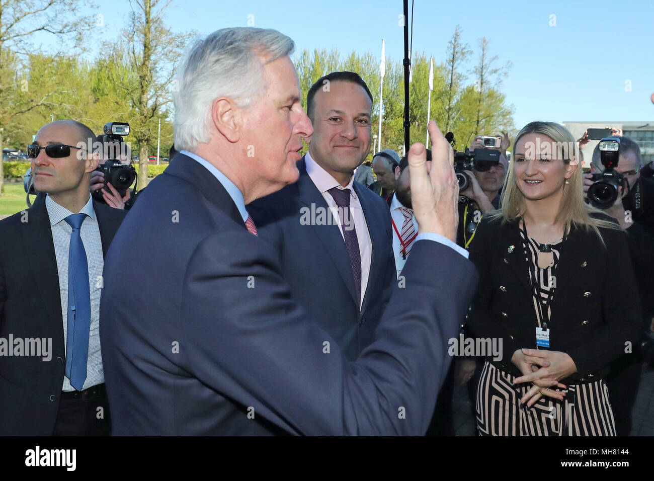 Der EU chief Brexit Verhandlungsführer Michel Barnier spricht mit Taoiseach Leo Varadkar (Mitte) und dem Minister für Europäische Angelegenheiten Helen McEntee, wie Sie ankommen an der All-Island Dialog Konferenz über Brexit, Dundalk Institut für Technologie. Stockfoto