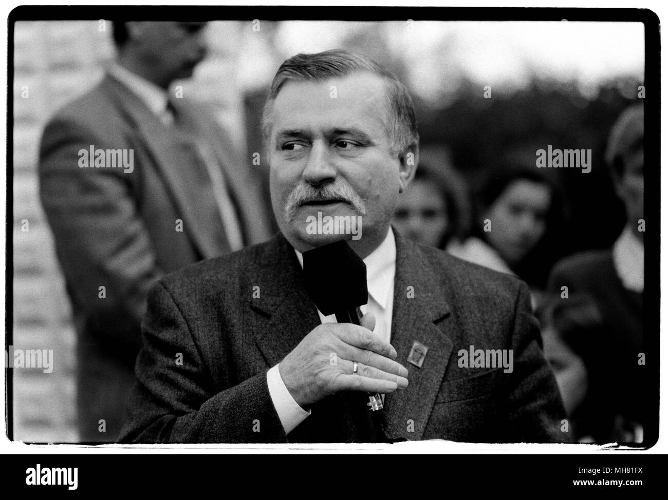 Lech Walesa über die Präsidentschaftswahlen Kampagne Trail in Dziemiany in Polen. November 1995 Lech Wałęsa, 29. September 1943) ist ein ehemaliger polnischer Politiker und Aktivist. Er gründete und leitete Solidarität (Solidarność), der ersten unabhängigen Gewerkschaft im Ostblock, der Nobelpreis für den Frieden 1983 gewann, und diente als Präsident von Polen von 1990 bis 1995.[3] Während der Arbeit an der Lenin Werft (jetzt Danziger Werft), Wałęsa, Elektriker, wurde eine gewerkschaftliche Aktivisten, für die er von den kommunistischen Behörden verfolgt wurde, unter Überwachung gestellt, 1976 abgefeuert, und mehrere Tim verhaftet Stockfoto