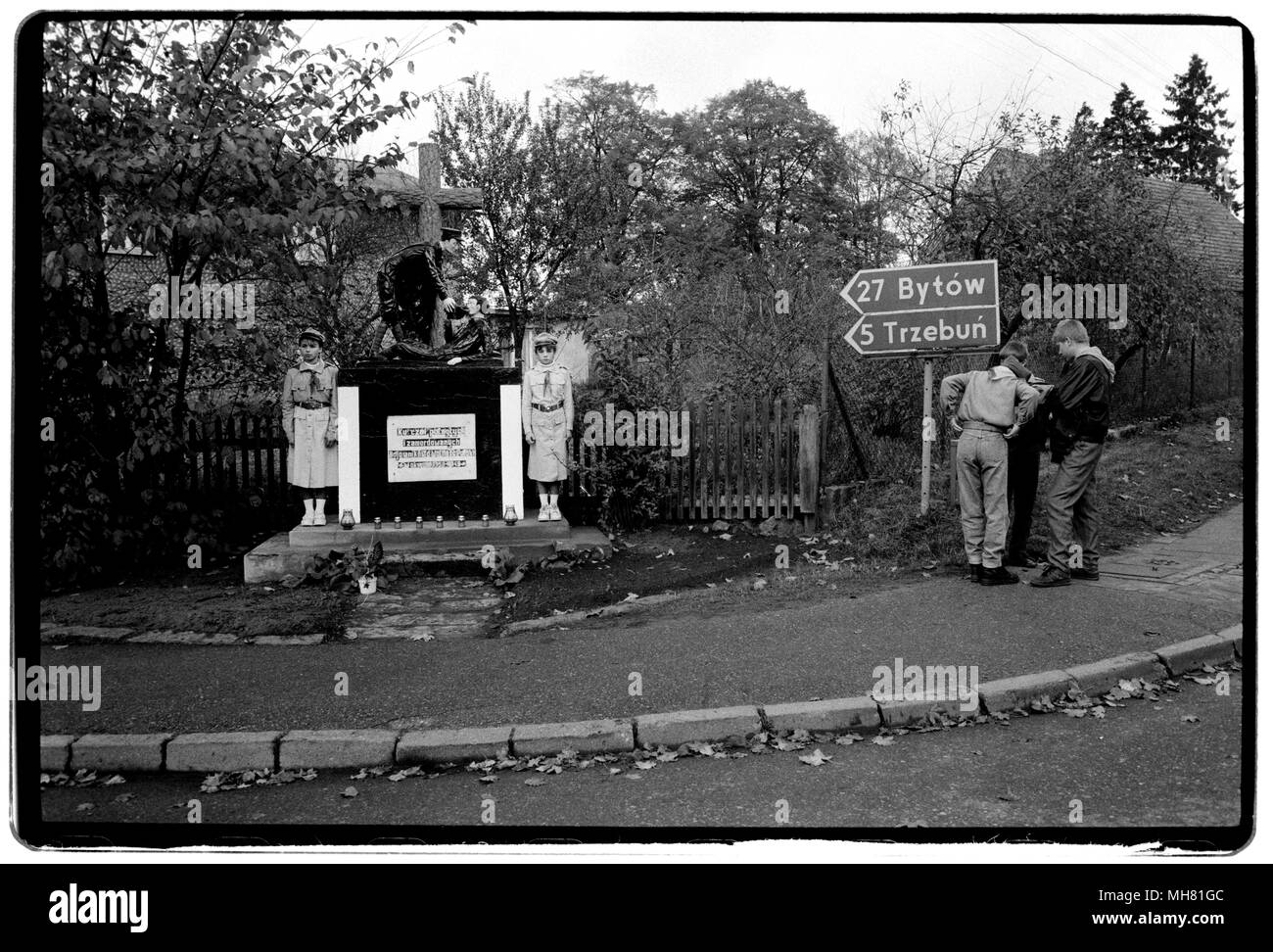 Lech Walesa über die Präsidentschaftswahlen Kampagne Trail in Dziemiany in Polen. November 1995 Lech Wałęsa, 29. September 1943) ist ein ehemaliger polnischer Politiker und Aktivist. Er gründete und leitete Solidarität (Solidarność), der ersten unabhängigen Gewerkschaft im Ostblock, der Nobelpreis für den Frieden 1983 gewann, und diente als Präsident von Polen von 1990 bis 1995.[3] Während der Arbeit an der Lenin Werft (jetzt Danziger Werft), Wałęsa, Elektriker, wurde eine gewerkschaftliche Aktivisten, für die er von den kommunistischen Behörden verfolgt wurde, unter Überwachung gestellt, 1976 abgefeuert, und mehrere Tim verhaftet Stockfoto