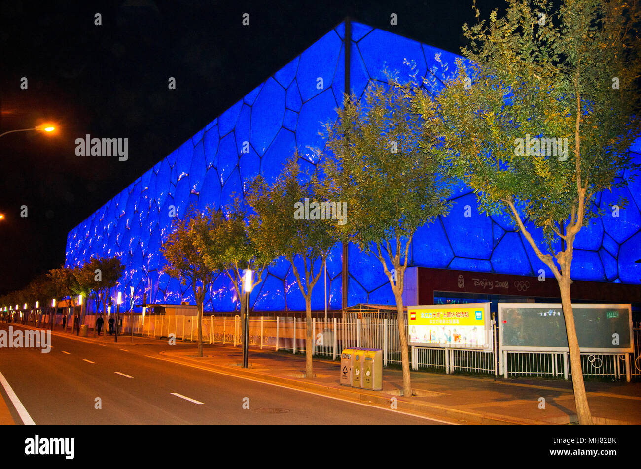 Die Pekinger National Aquatics Centre, umgangssprachlich als Water Cube bekannt, im Olympischen Park in Peking, China, fotografiert in der Nacht. Stockfoto