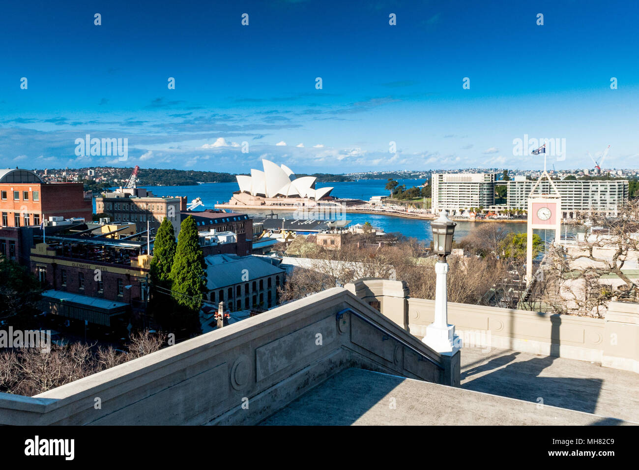 Einen wunderbaren Blick auf den Hafen von Sydney und die Sydney Opera House von der Brücke Schritte an einem schönen Sommer Tag genommen. Stockfoto