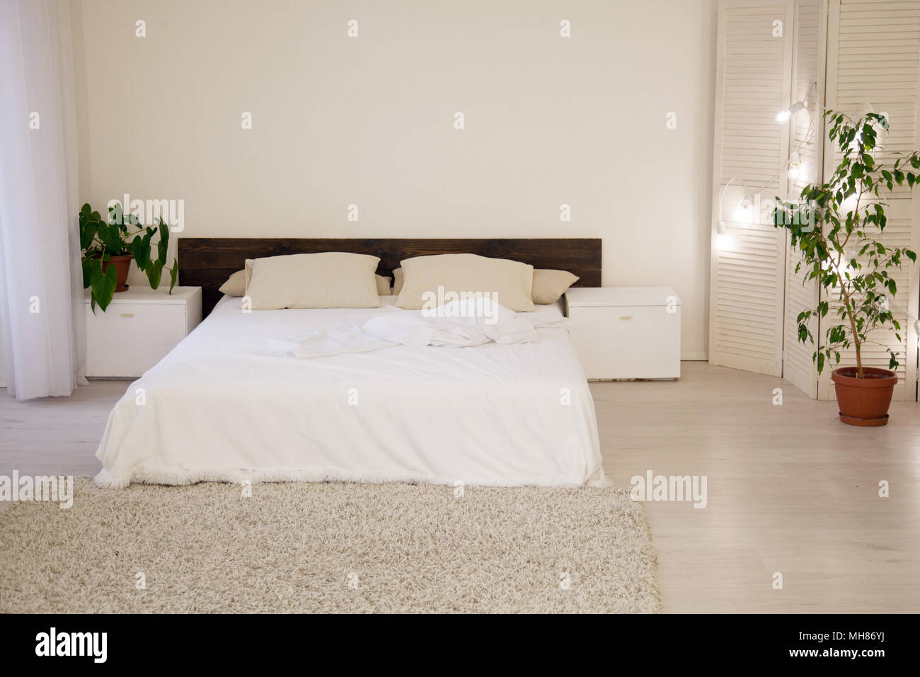 Bett und grünen Pflanzen in Weiß Schlafzimmer Stockfoto, Bild ... Bett und grünen Pflanzen in Weiß Schlafzimmer Stockfoto, Bild ...