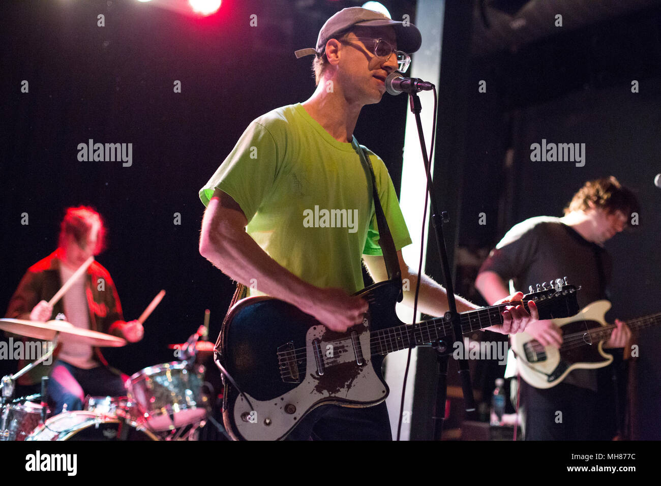 Norwegen, Oslo - 27. April 2018. Die US-amerikanische Rockband Tyvek führt ein Live Konzert bei Blå in Oslo. Hier Sänger und Gitarrist Kevin Boyer ist live auf der Bühne gesehen. (Foto: Gonzales Foto - Brokvam Kjell). Stockfoto