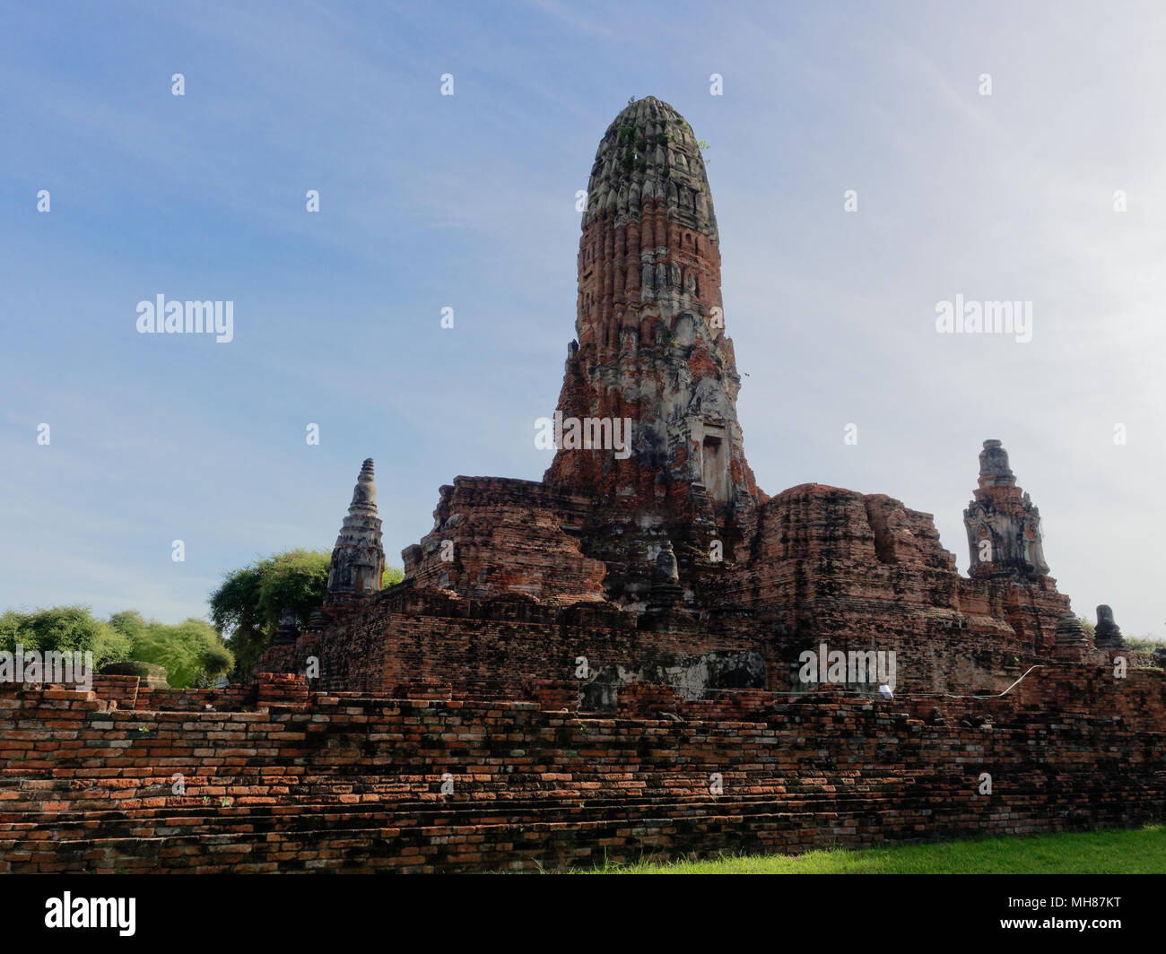 Landschaft der Pagode und Ordination Hall des Wat Phra Ram Tempel, archäologischen oder historischen Ort, oder antike Überreste, berühmte touristische Reiseziel in der Provinz Phra Nakhon Si Ayutthaya, Thailand Stockfoto