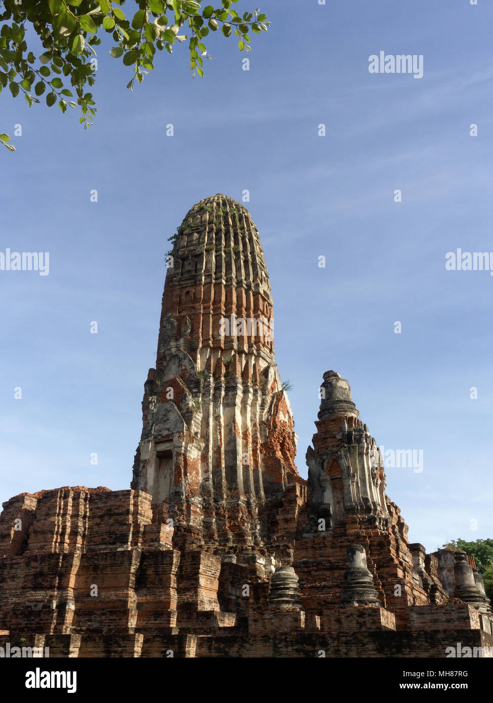 Landschaft der Pagode und Ordination Hall des Wat Phra Ram Tempel, archäologischen oder historischen Ort, oder antike Überreste, berühmte touristische Reiseziel in der Provinz Phra Nakhon Si Ayutthaya, Thailand Stockfoto