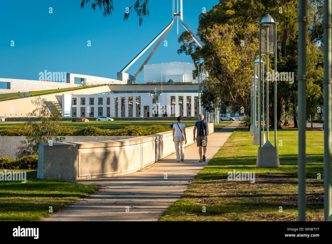 Canberra, Australien - Menschen zu Fuß in Richtung Parlament Stockfoto