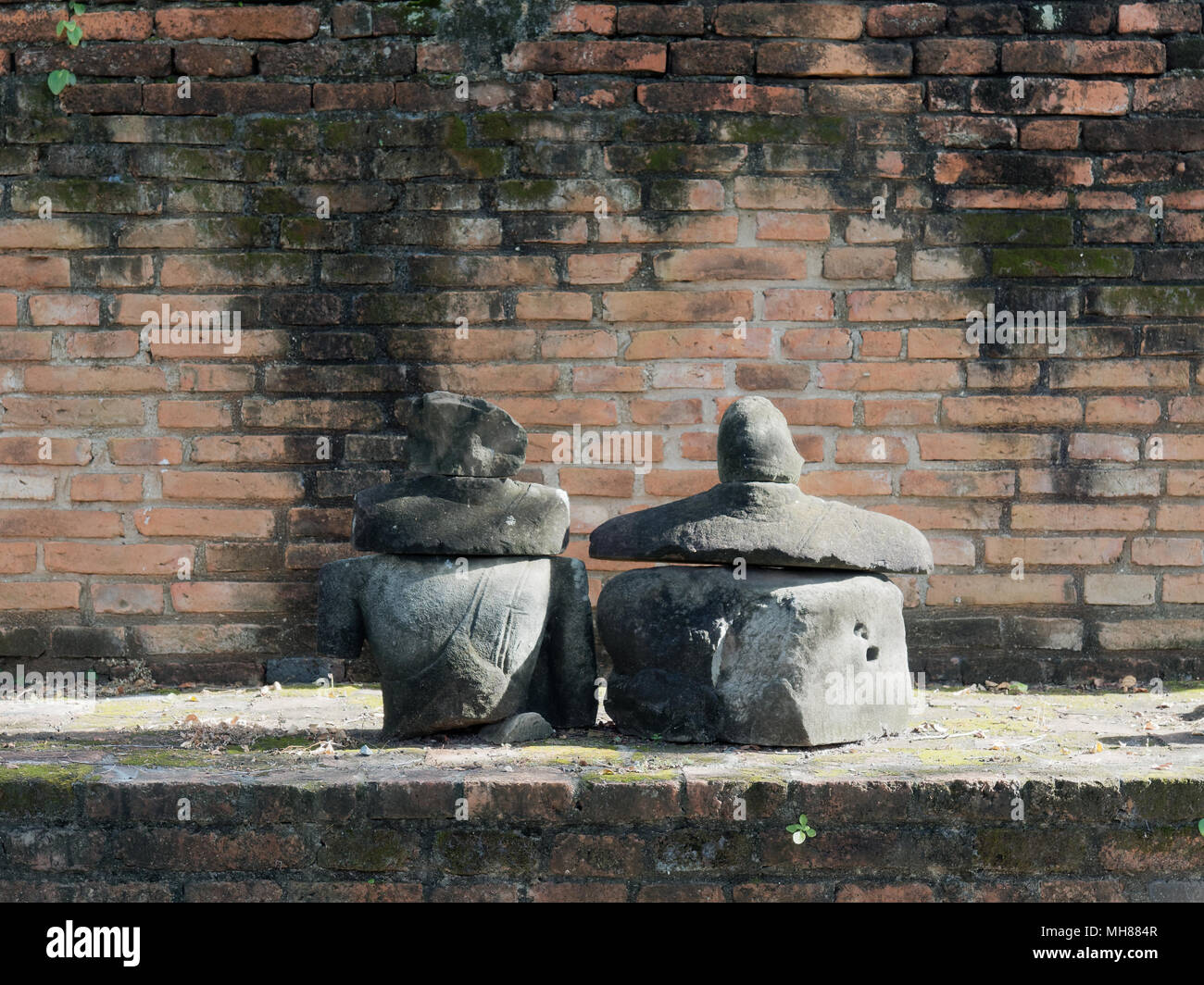 Kulisse der Ruine Buddha Bilder in Abstimmung Halle und die Pagode von Wat Phra Ram Tempel, archäologischen oder historischen Ort, oder antike Überreste, berühmte touristische Reiseziel in der Provinz Ayutthaya, Thailand Stockfoto