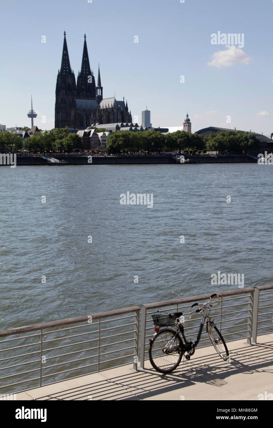 Bike neben Rhein mit dem Kölner Dom im Hintergrund Stockfoto