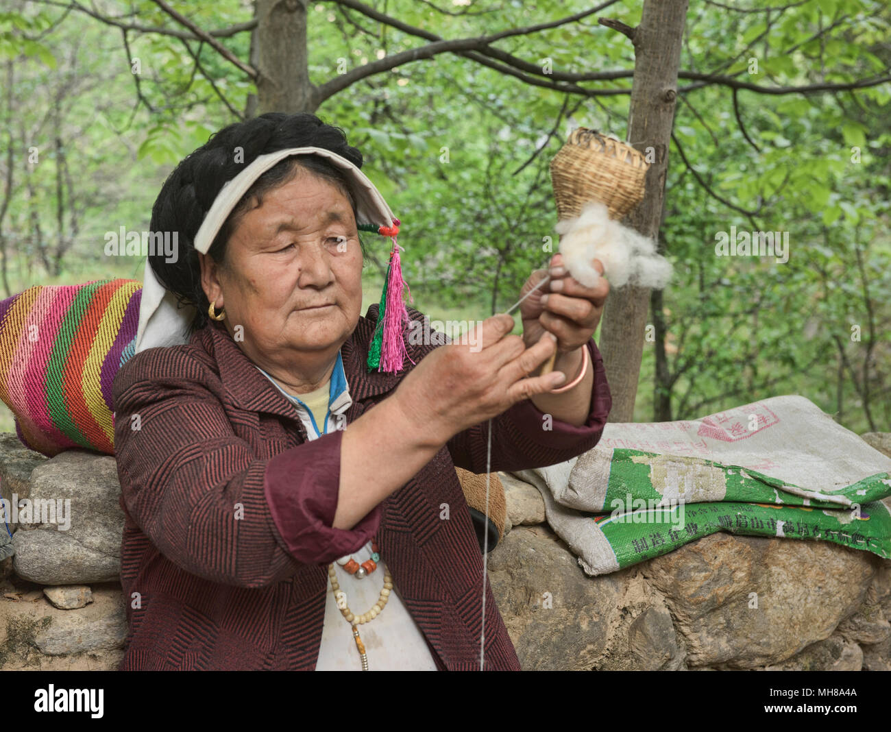 Lokaler tibetischer Spinnen von Wolle im Dorf Jiaju, Sichuan, China Stockfoto