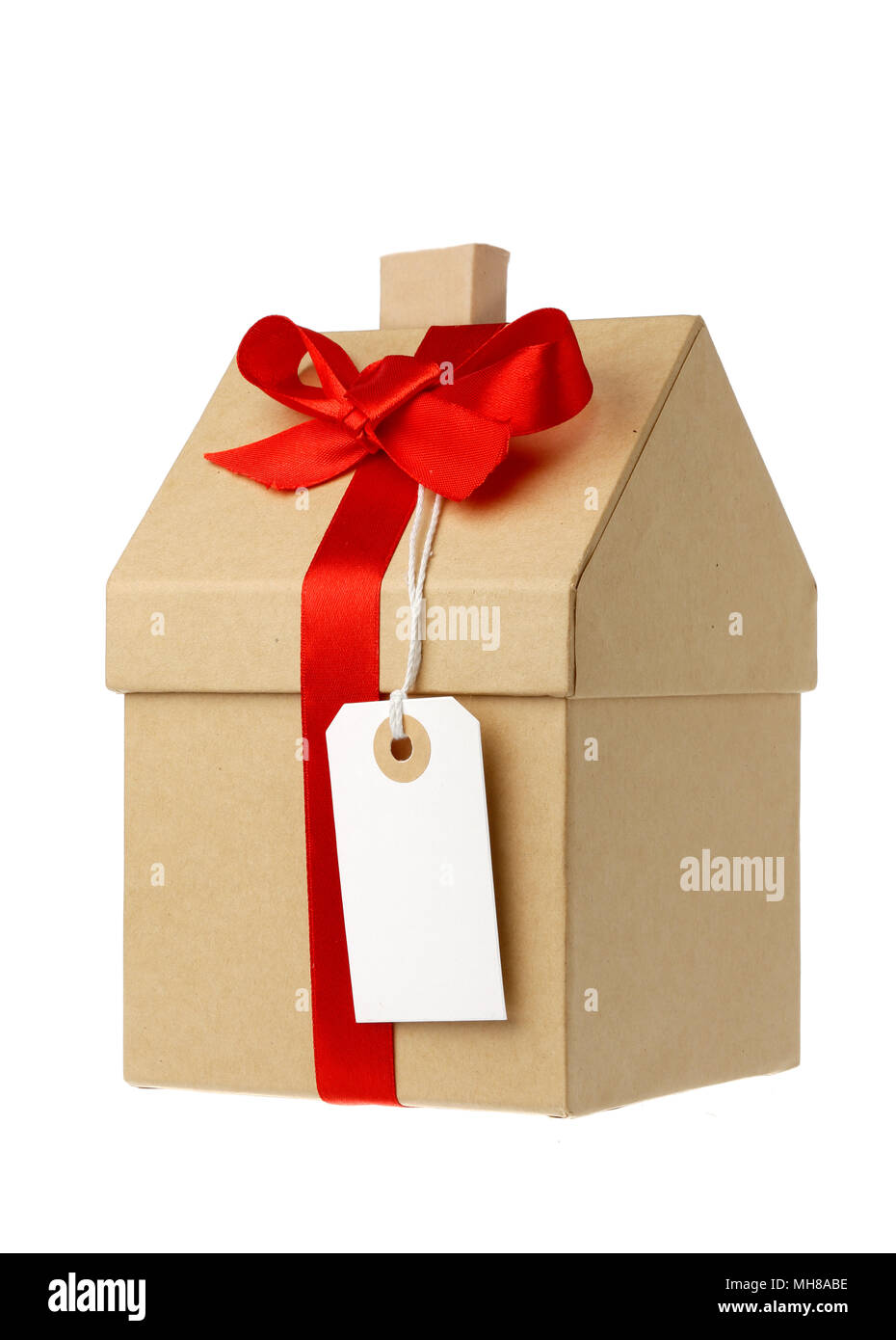Haus verpackt in braunem Papier mit rotem Geschenkband und white-label auf weißem Hintergrund Stockfoto