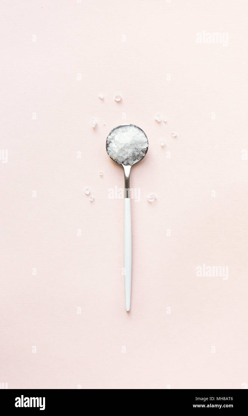 Meersalz auf Rosa pastell Hintergrund, Ansicht von oben. Stockfoto