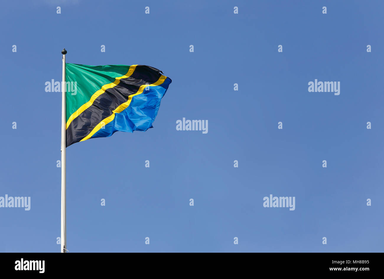 Die nationalen fllag von Tansania auf blauen Himmel. Stockfoto