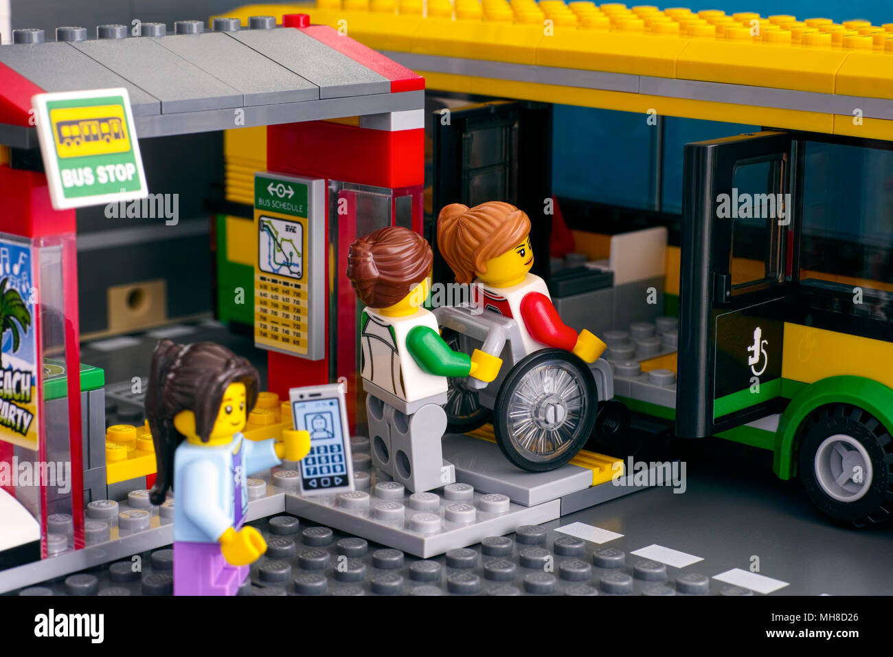 Tambow, Russland - 21 April, 2018 Lego Bus Station mit Bus und Pkw, einer von ihnen ist im Rollstuhl. Studio gedreht. Stockfoto