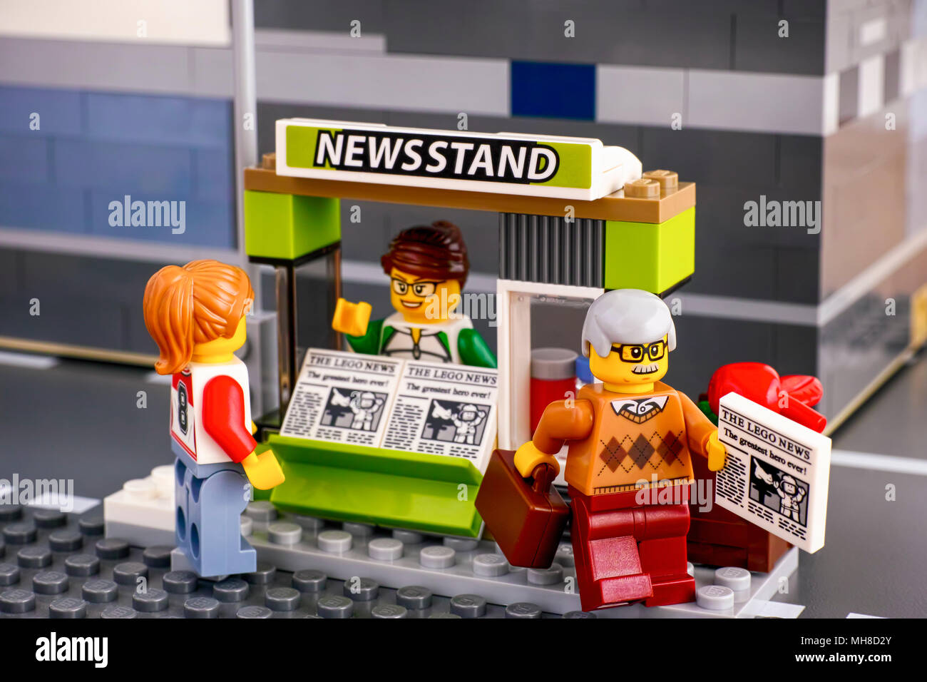 Tambow, Russland - 21 April, 2018 Lego Kiosk mit Zeitungen und Kunden.  Studio gedreht Stockfotografie - Alamy