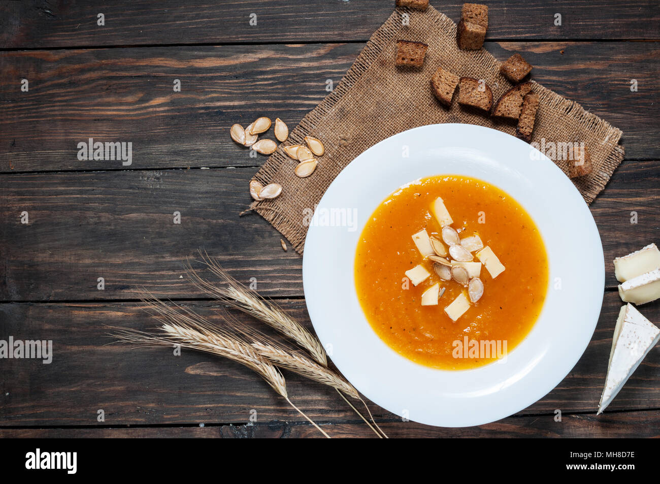 Kürbis Suppe in weiße Schüssel, diätetische Gemüsesuppe. Stockfoto