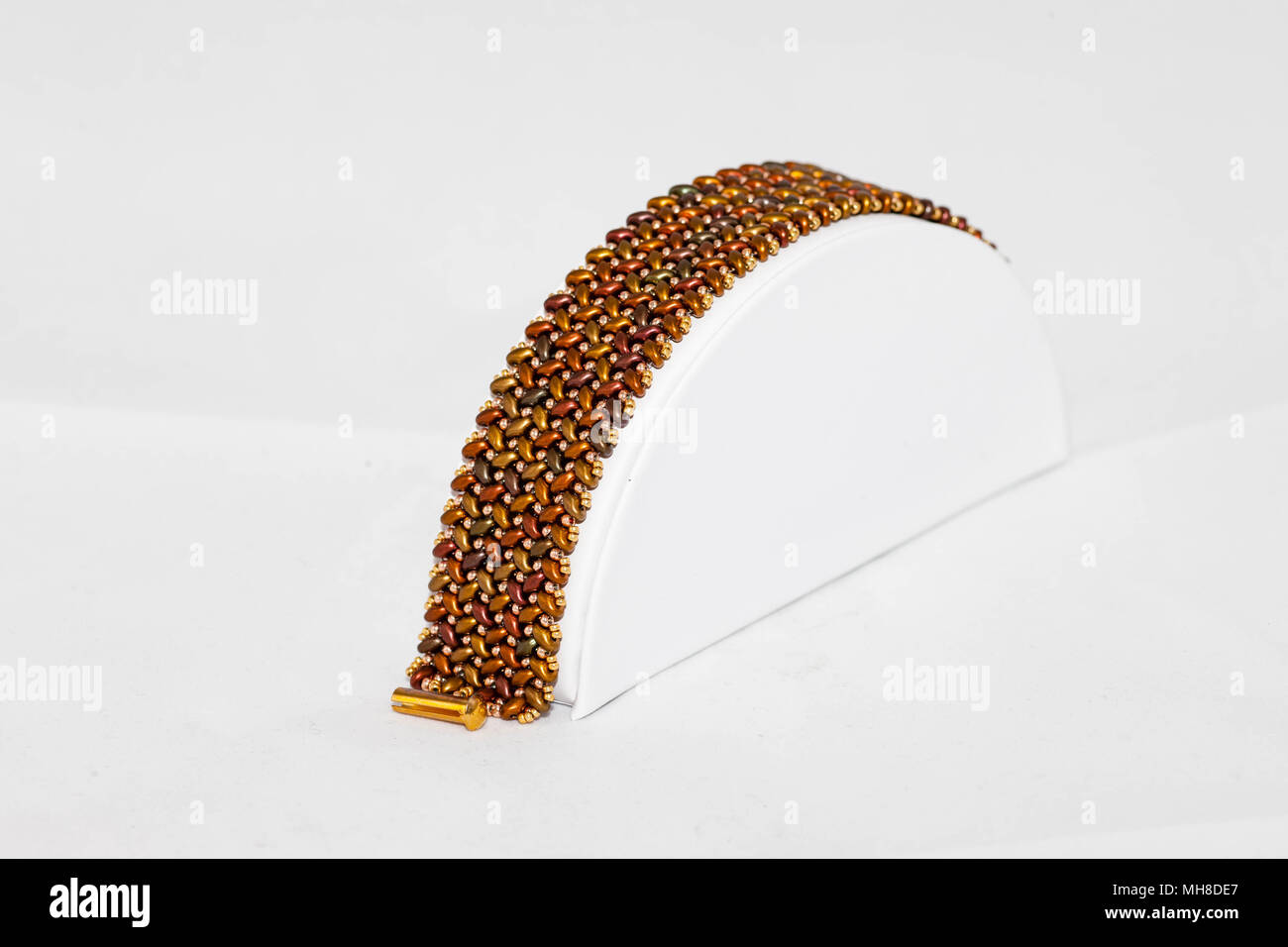 Eine Braun und Gold handgestickt flache Perlen Armband Stockfotografie -  Alamy