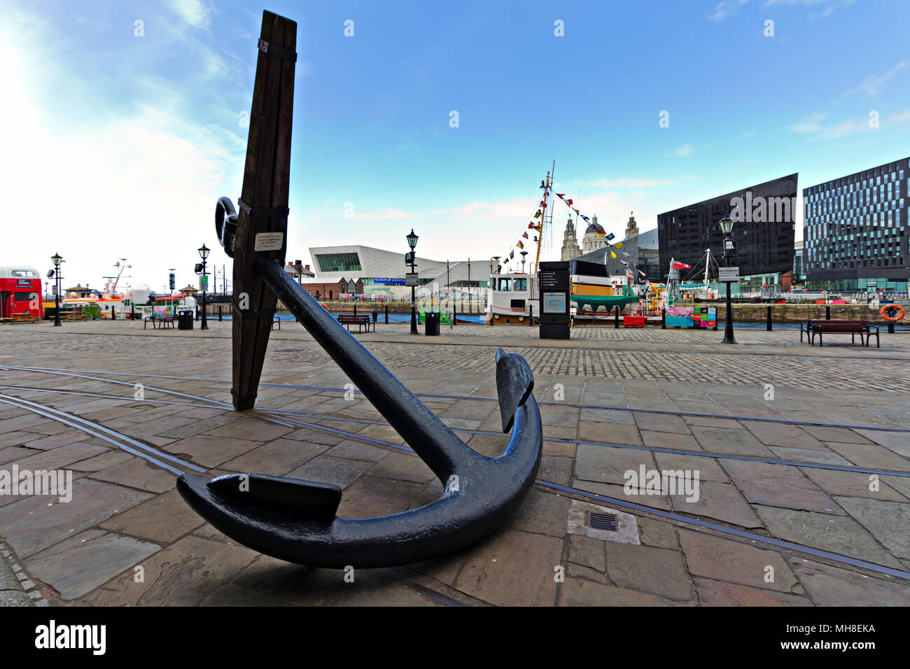 Der Anker von HMS Conway vor der Merseyside Maritime Museum in Liverpool UK mit der Waterfront Gebäude in der Ferne. Stockfoto
