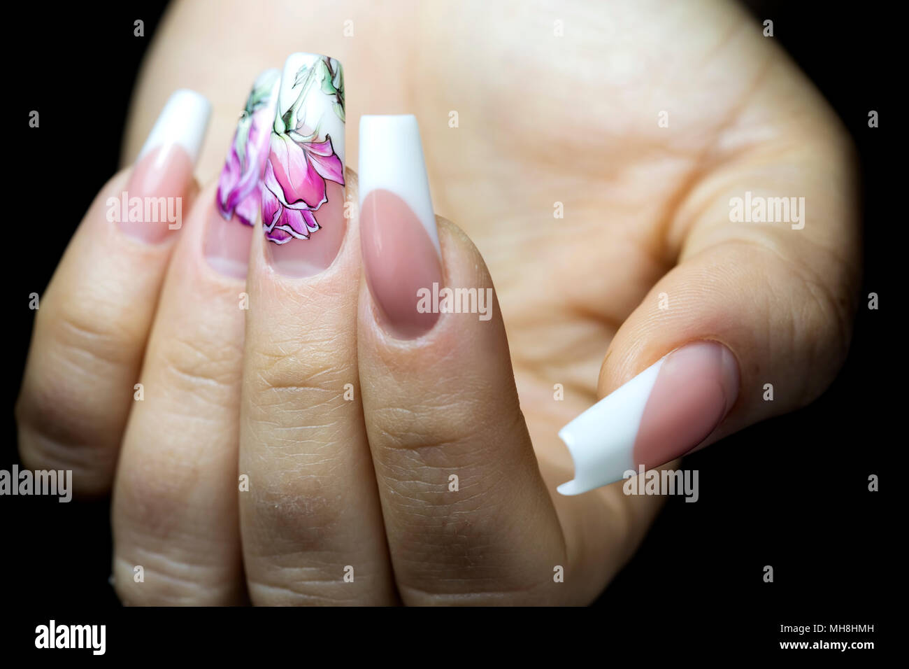 Schone Bunte Blumen Auf Einem Transparent Lack Auf Die Nagel Mit Schwarzem Hintergrund Stockfotografie Alamy
