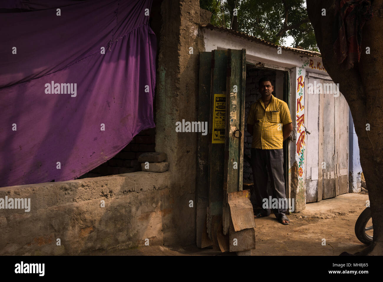Ein Mann steht vor seinem Haus in Sonepur, Indien. Stockfoto