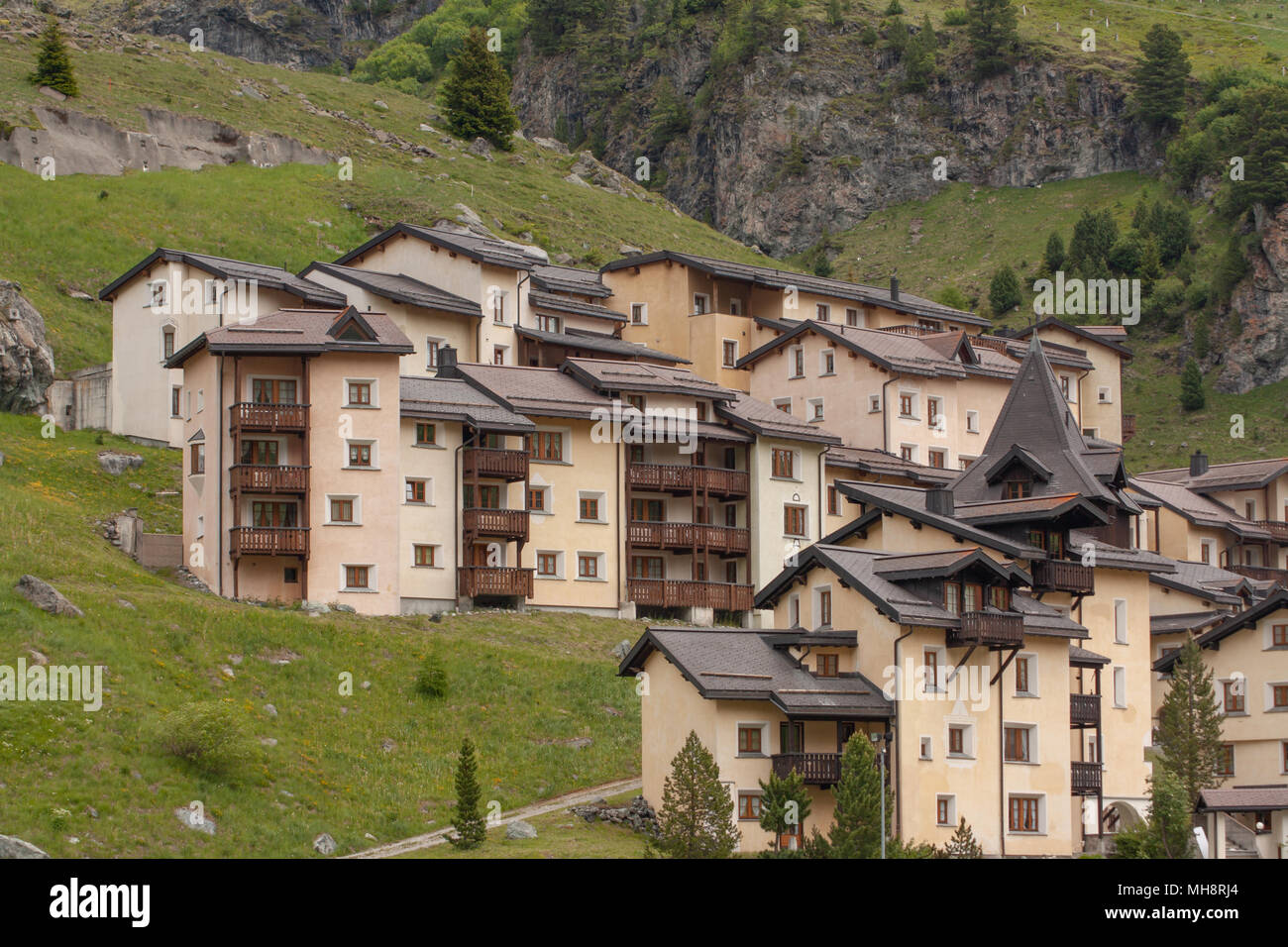 Häuser auf einem Hügel in Bivio Graübunden Stockfoto