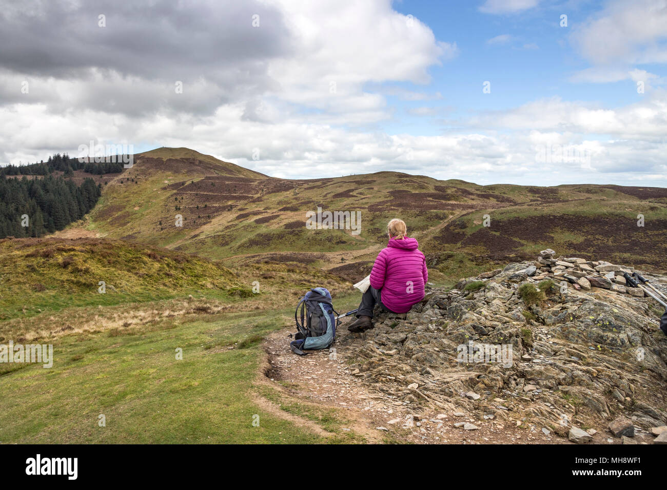 Wanderer auf dem Gipfel des Barf mit der Blick Richtung Herren Sitz, Lake District, Cumbria, UK. Stockfoto