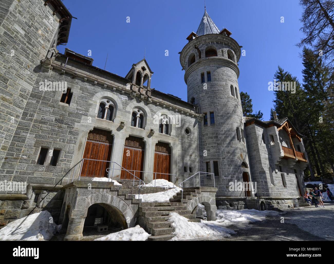 Gaby, Region Valle d'Aosta, Italien. 25. April 2018. Castel Savoia, ist eine Villa aus der Gründerzeit im eklektischen Stil. Märchen eingestellt Stockfoto