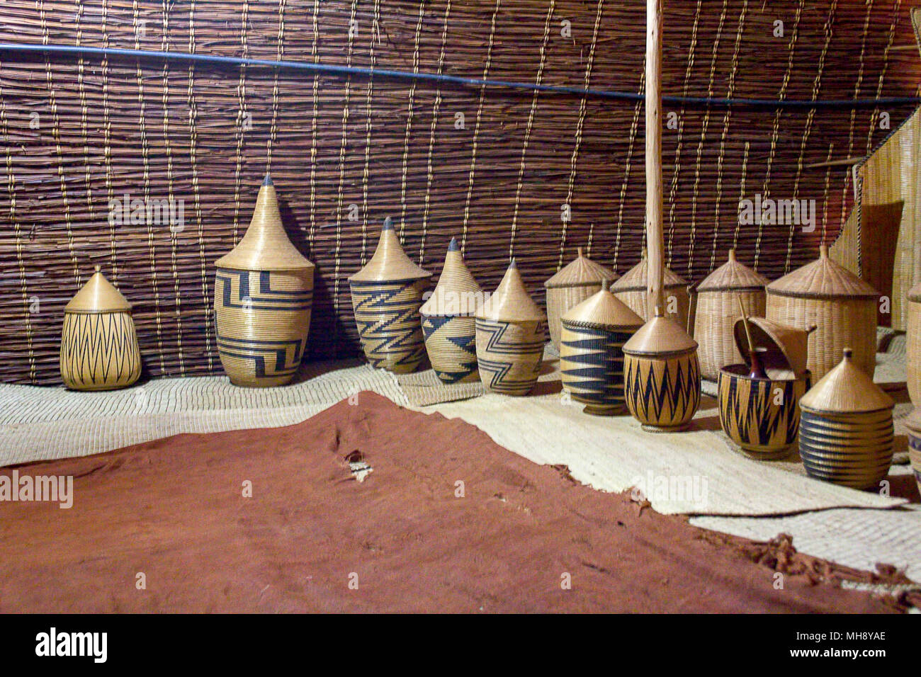 Aufbewahrung von Muttermilch Krüge in eine Hütte als Teil einer Rekonstruktion der Palast des Königs in Nyanza, Ruanda, Afrika Stockfoto