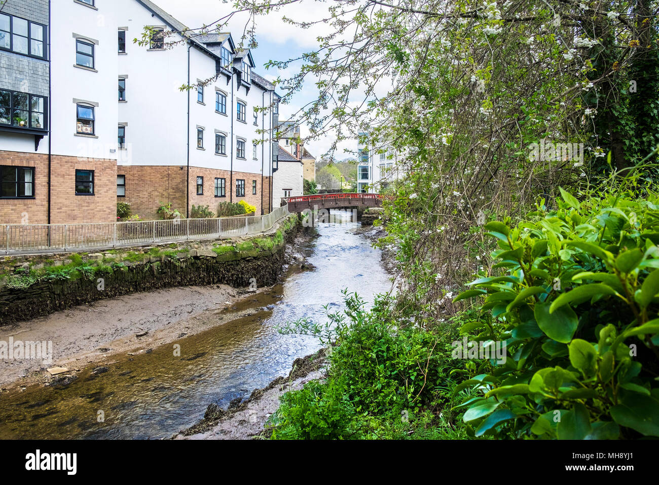 Truro River fließt, obwohl Truro Stadtzentrum in Cornwall. Stockfoto