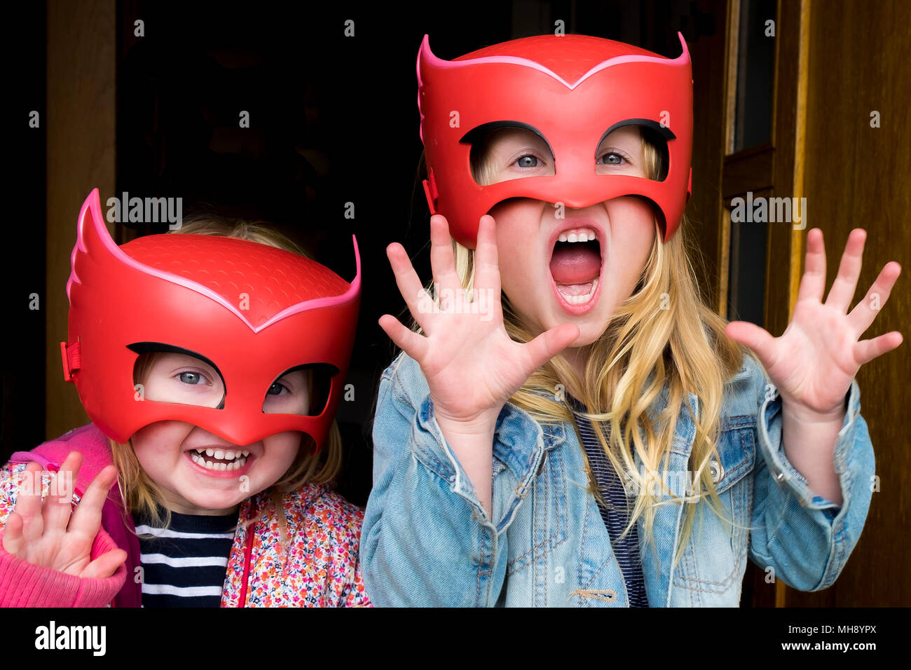 Kinder Spaß Masken tragen. Stockfoto