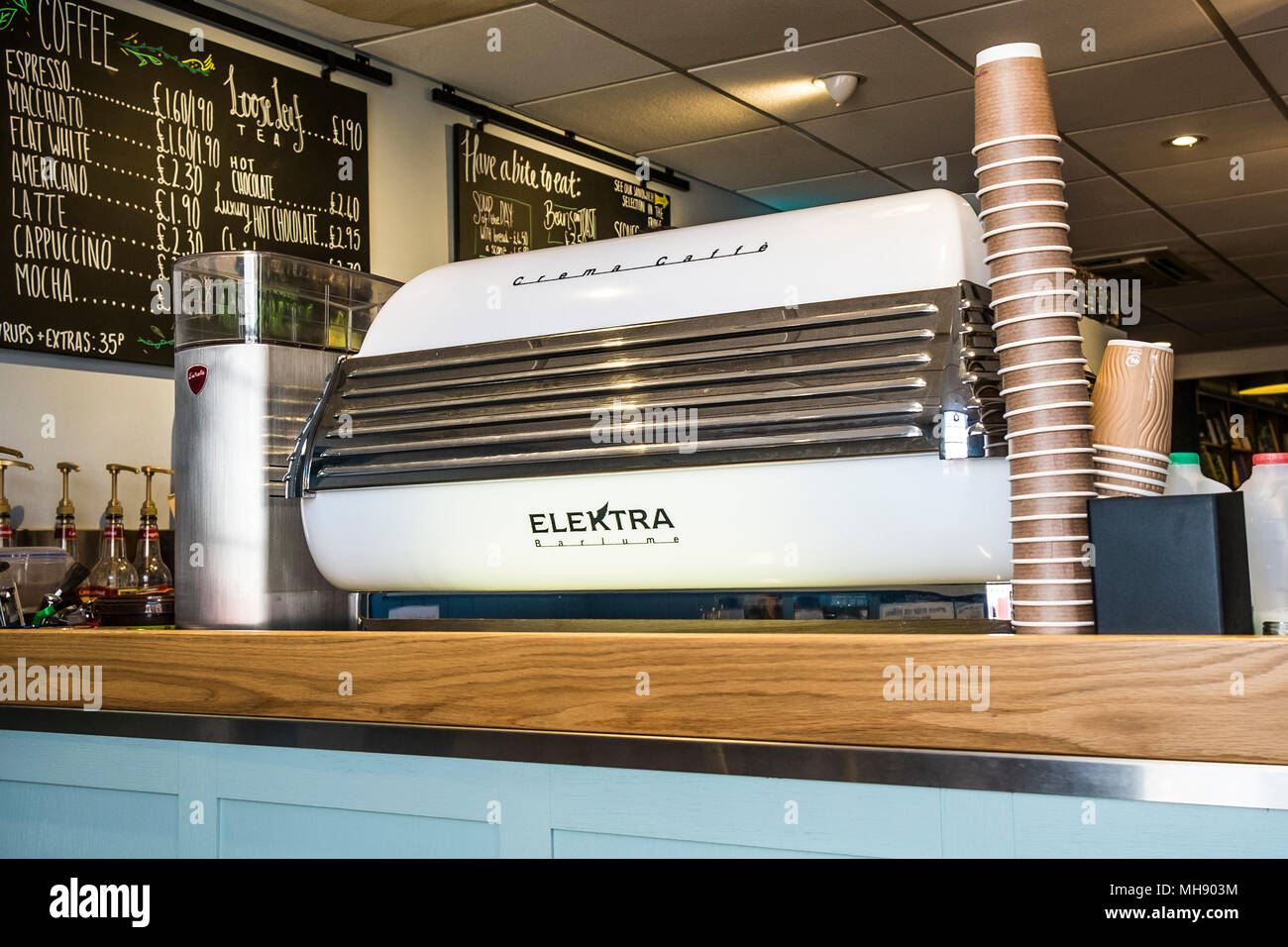 Eine Creme Caffe Elektra Barlume Kaffeemaschine in einem Coffee Shop. Stockfoto