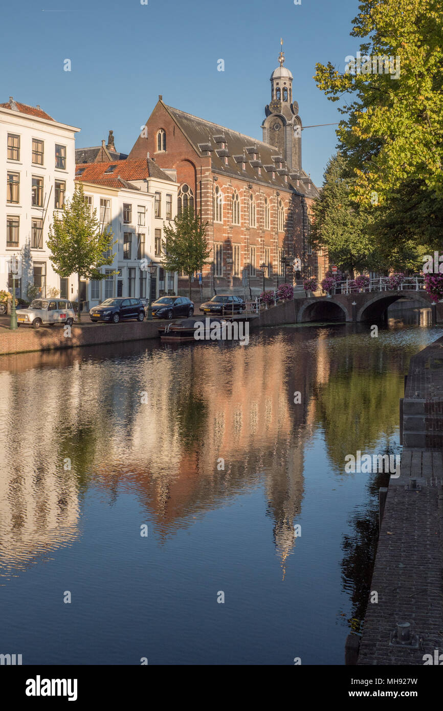 Blick auf die historischen Gebäude der Akademie der Universität Leiden Spiegelung im Wasser. Stockfoto