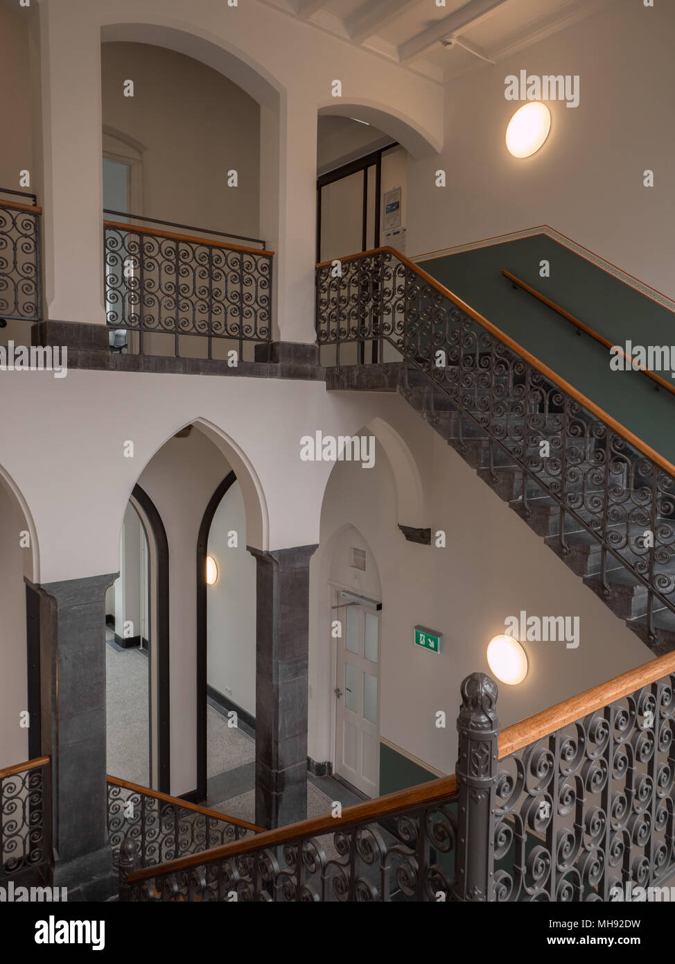 Treppenhaus in der P.J. Veth Gebäude, Teil der Universität Leiden. Stockfoto