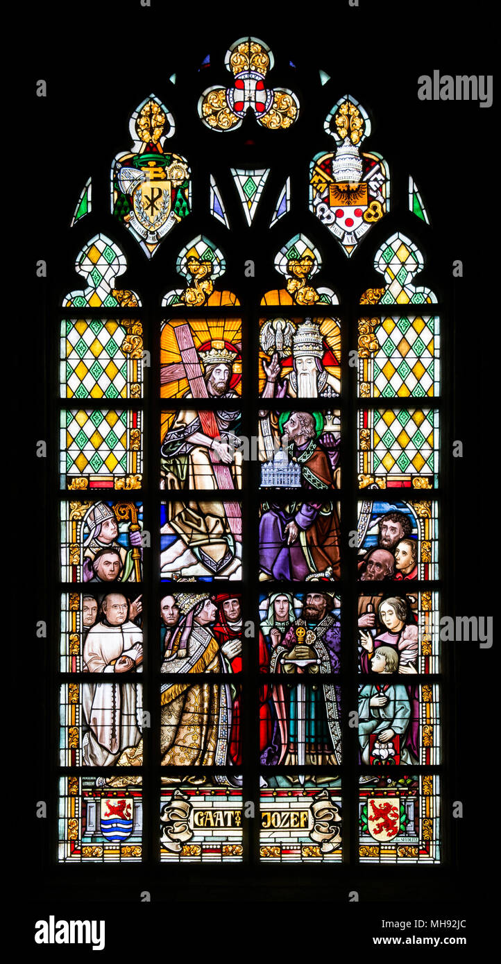 Kirchenfenster in der St. Willibrordus Basilika in Hulst (Seeländisch Flandern) Stockfoto