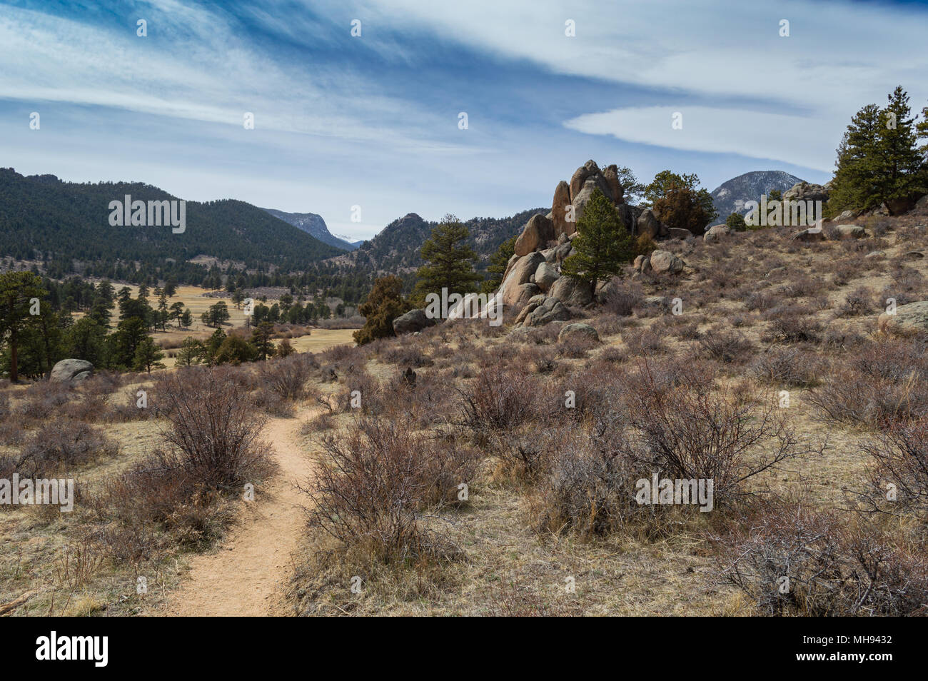Trail durch chemische Peeling mit Bergen im Hintergrund Stockfoto