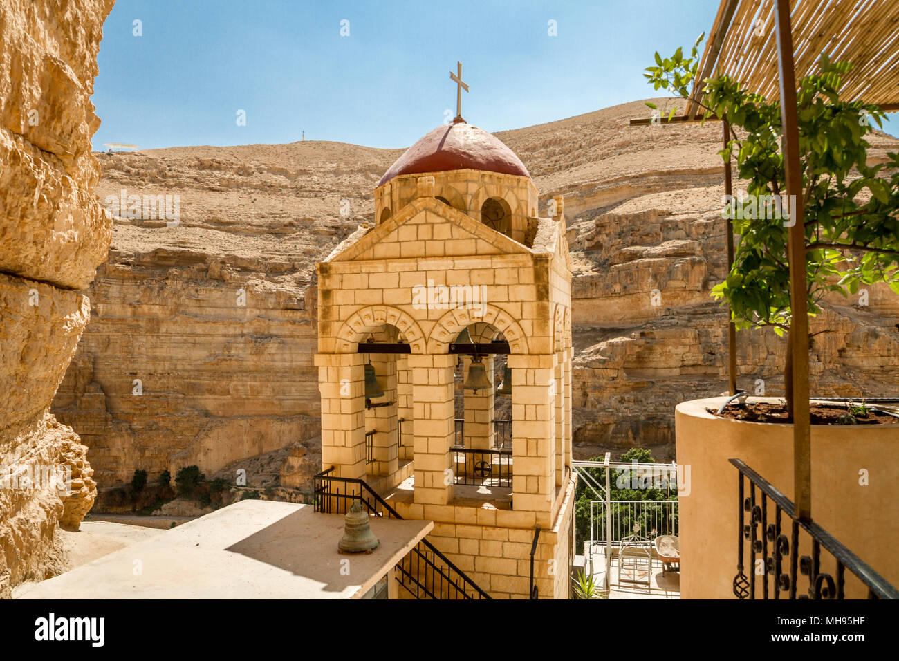 Glockenturm der Griechisch-orthodoxen Kloster von Saint George von Choziba in Juda Wüste in der Nähe von Jericho im Heiligen Land, Israel Stockfoto