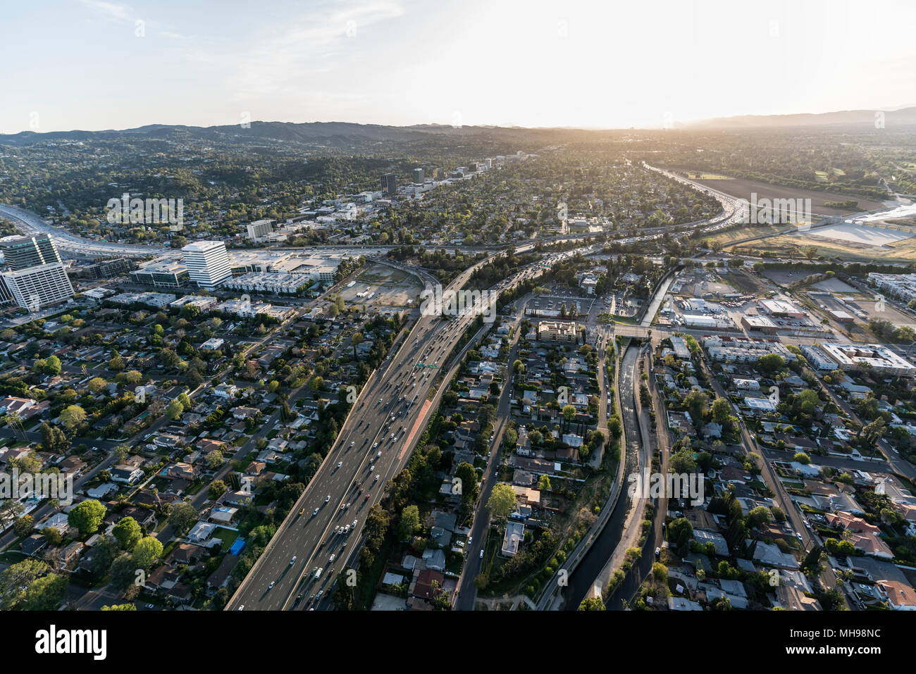 Am späten Nachmittag Luftaufnahme von Ventura 101 Freeway im San Fernando Valley Gegend von Los Angeles, Kalifornien. Stockfoto