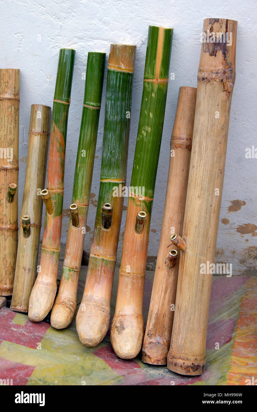 Bambus Wasserpfeife/Wasser Rohre/Bongs für Verkauf, Xingping, Guangxi Provinz, China Stockfoto