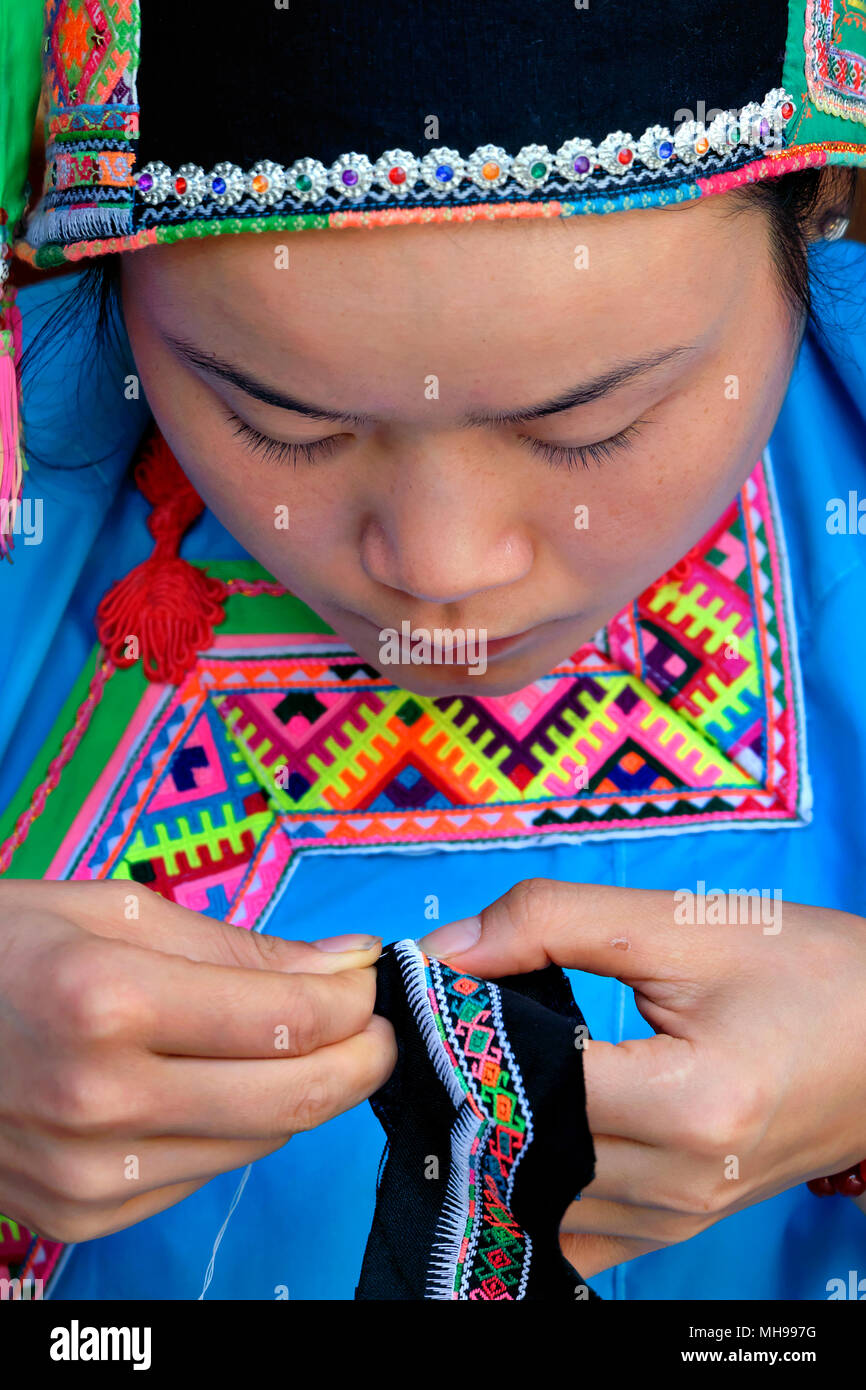 Dong Minderheit Frau ihre Tracht tragen, Zhaoxing Dorf, Liping County, Provinz Guizhou, China Stockfoto