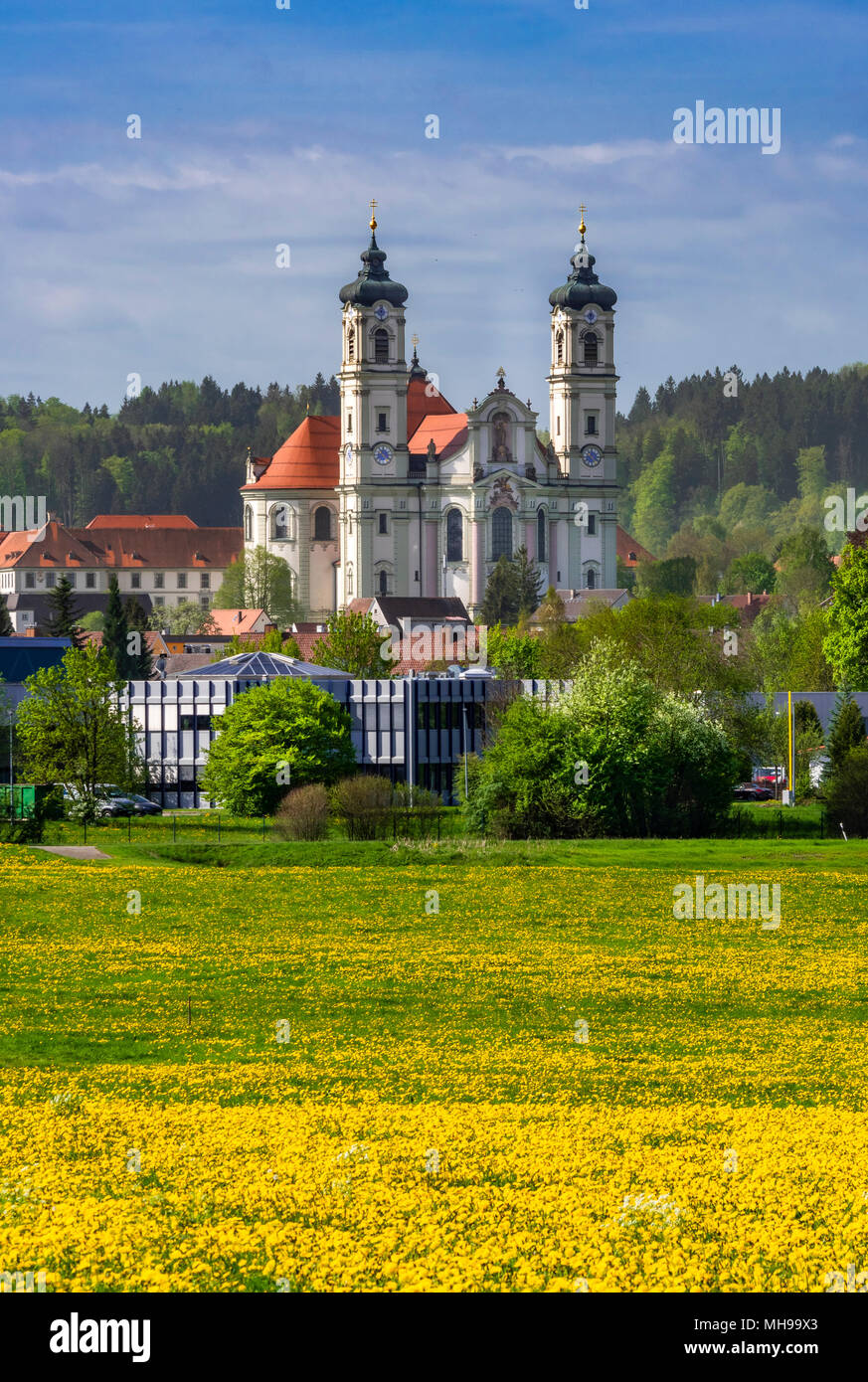 Mit der Benediktinerabtei Ottobeuren und Basilika, Unterallgaeu, Allgäu, Schwaben, Bayern, Deutschland, Europa Stockfoto